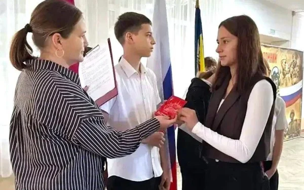 Пятерым подросткам из Ейского района торжественно вручили паспорта