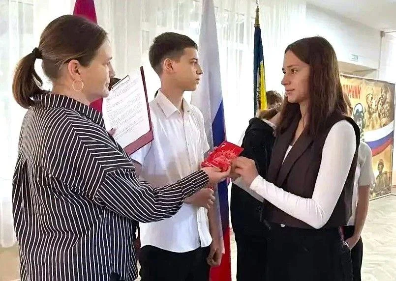 Пятерым подросткам из Ейского района торжественно вручили паспорта