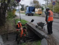 Коммунальщики Ейска очищают ливневую канализацию от мусора и веток