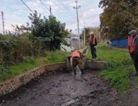 Коммунальщики Ейска очищают ливневую канализацию от мусора и веток