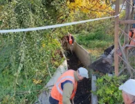 Коммунальщики Ейска очищают ливневую канализацию от мусора и веток