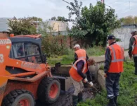 Коммунальщики Ейска очищают ливневую канализацию от мусора и веток