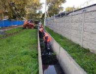 Коммунальщики Ейска очищают ливневую канализацию от мусора и веток