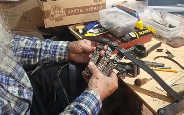 Ветеран СВО из Ейского района изучает старинное искусство изготовления казачьих поясов