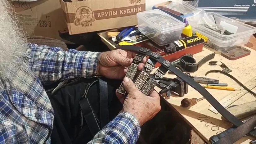 Ветеран СВО из Ейского района изучает старинное искусство изготовления казачьих поясов