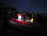 В Ейске участники туристического клуба провели необычную тренировку на воде с фонариками