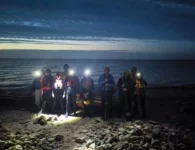 В Ейске участники туристического клуба провели необычную тренировку на воде с фонариками