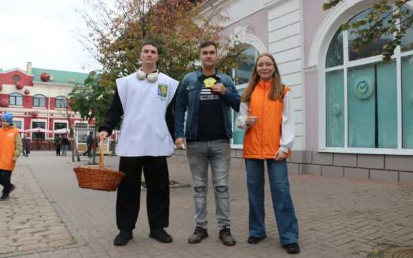 В центре Ейска прошла акция ко Дню Отца